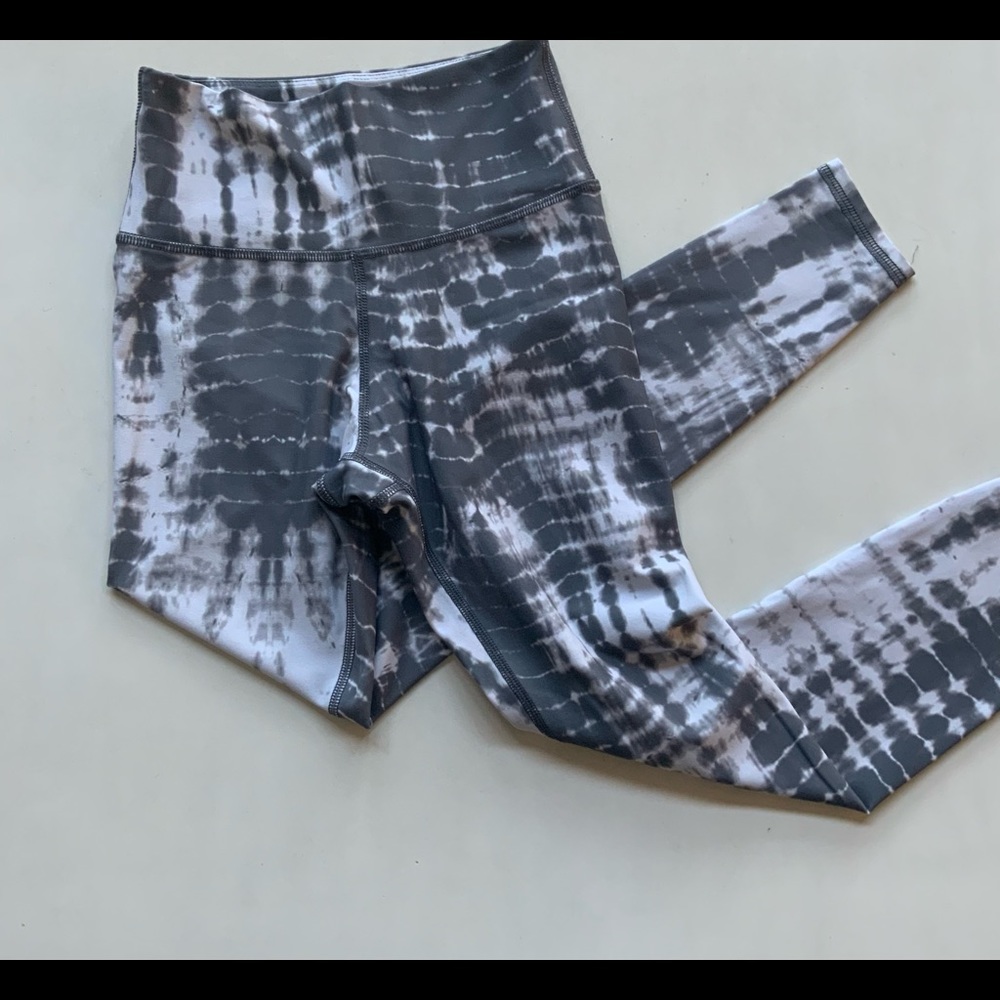 High-waist, tie dye leggings.